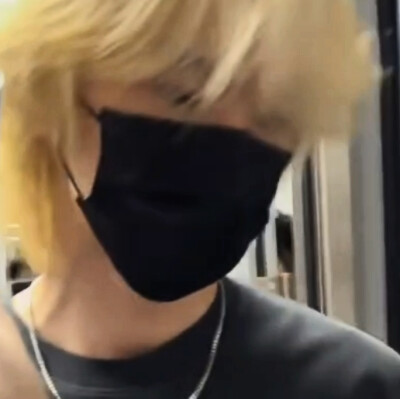 我觉得呢，冷脸，也可以很萌