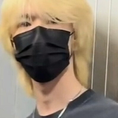 我觉得呢，冷脸，也可以很萌