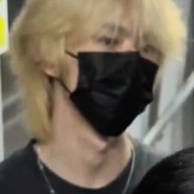 我觉得呢，冷脸，也可以很萌