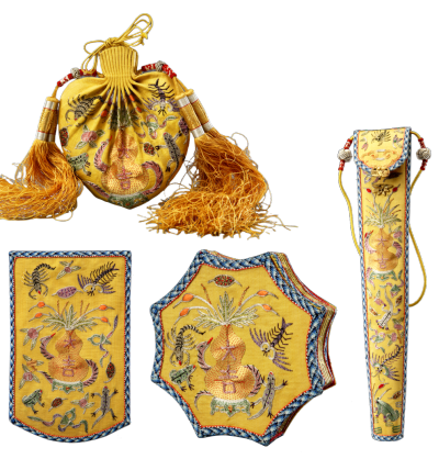 清光绪 黄色缎平金绣五毒葫芦纹活计
荷包、名姓片套、粉盒、扇套
