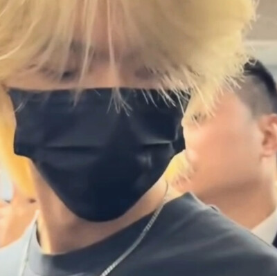 我觉得呢，冷脸，也可以很萌