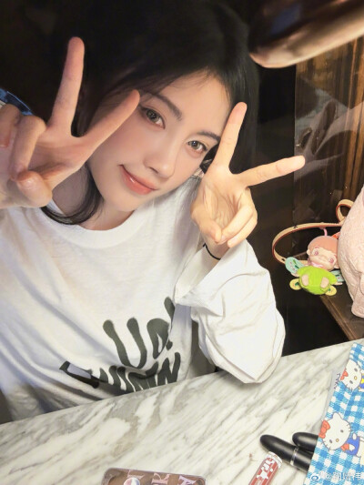 白色的鞠婧祎