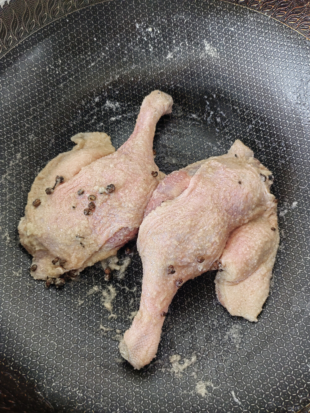 腌制两个晚上的盐水鸭腿，稍微有点咸2025/6/15