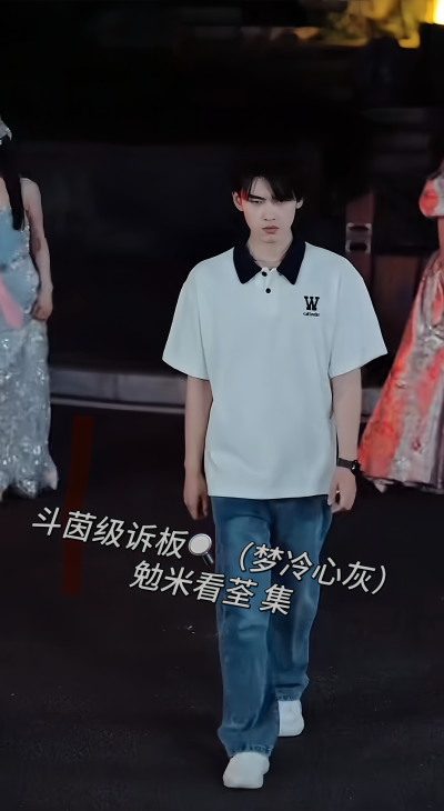 （梦冷心灰）
林深与苏晚、许晴自幼在梧桐巷长大，三个人的身影总黏在一起。高考填报志愿时，林深将原本攥在手里的常青藤大学申请表揉成团，笑着说：“本地大学的樱花也很好看。”
直到顾沉转学而来，一切悄然改变…