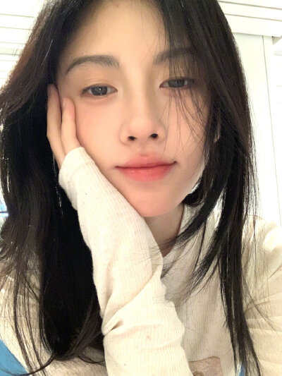 白色的鞠婧祎