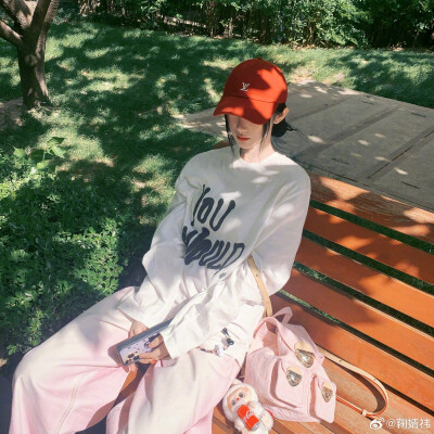白色的鞠婧祎