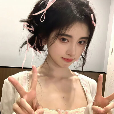 白色的鞠婧祎