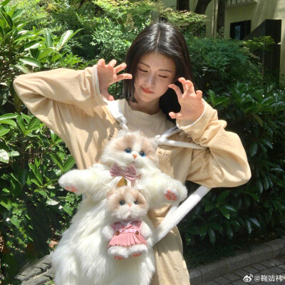 白色的鞠婧祎