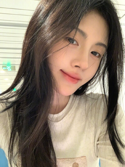 白色的鞠婧祎