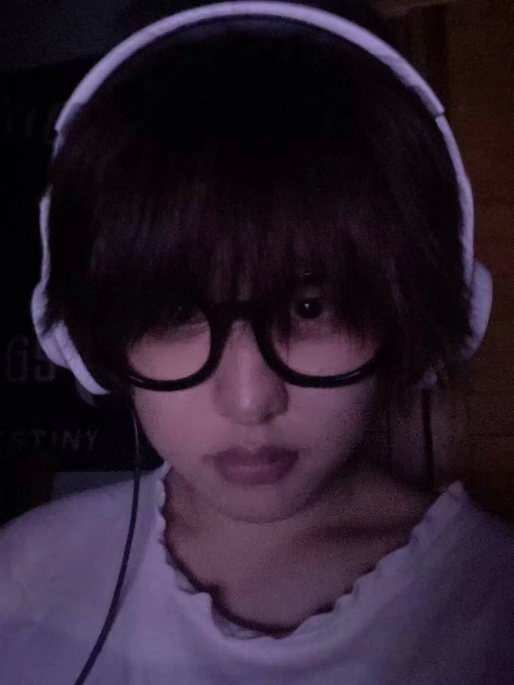 ，