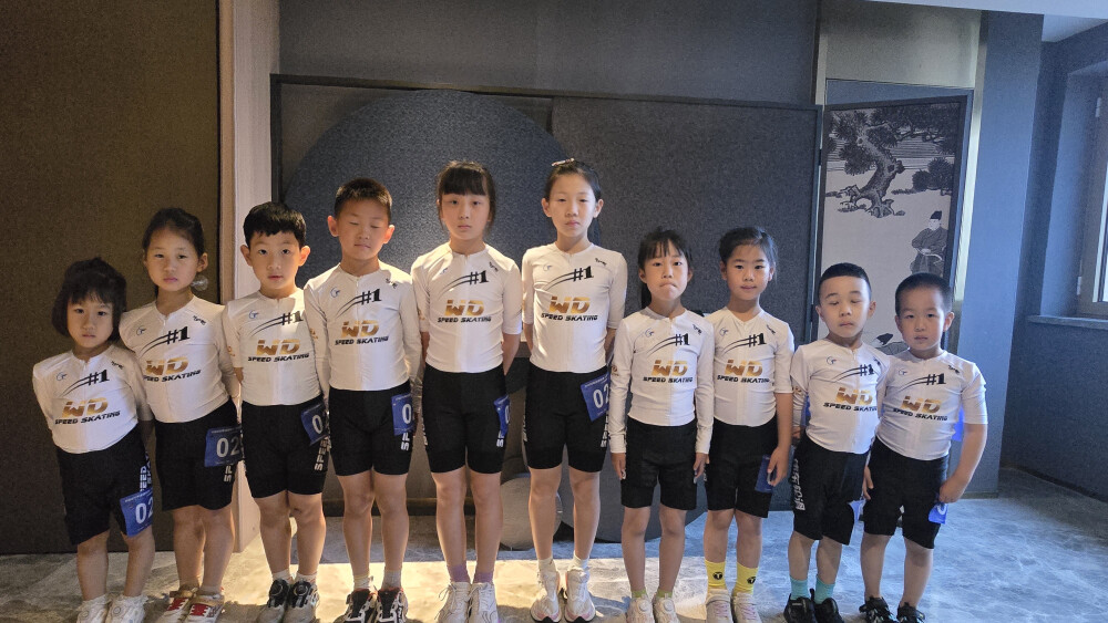2025年全国轮滑（速度轮滑）公开赛（北京朝阳站）刚刚落下帷幕，来自全国各地的速度轮滑爱好者秉承着对速滑的热爱纷纷而至。锦州伟东轮滑俱乐部的小队员们坐上了开往北京朝阳站的高铁，一路上欢歌笑语，满怀着兴奋而又激动的心情去参加这场公开赛。在第一天适应场地之余，小队员们去了天安门，看了圆明园，参观了北京大学和清华大学两所高校学府，满足了他们对北京首都这座城市所有的向往和期待。
6月14日这天北京突降大雨，整整持续一天，因此比赛只能推迟并且压缩到6月15日一天进行，所有项目采取预赛一枪决的办法录取前八名颁发奖牌和证书。由于大雨刚停，场地湿滑，小龙教练精心地对每名队员做了赛前指导，并提示他们一定要躲避水坑注意安全。每次上场比赛之前，小龙教练都亲自为他们擦拭比赛轮子，生怕因为一丝的客观原因而影响比赛成绩。
第一个上场参赛的队员是季梦冉，冉冉报着一份永不服输的信念，奋力滑到了小组第一名，获得了300米第五名。在接下来的200米比赛中，冉冉更是表现出色，最终获得了第二名，落后第一名仅仅0.09秒，冉冉第一次参加全国比赛就能够取得这样优秀的成绩，不仅值得我们为她高兴喝彩，更加鼓舞了整个俱乐部的气势。
孙