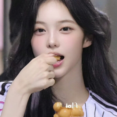 我的眼睛开始漏雨 而你留下的伞骨正从伤口里发芽 ​​​