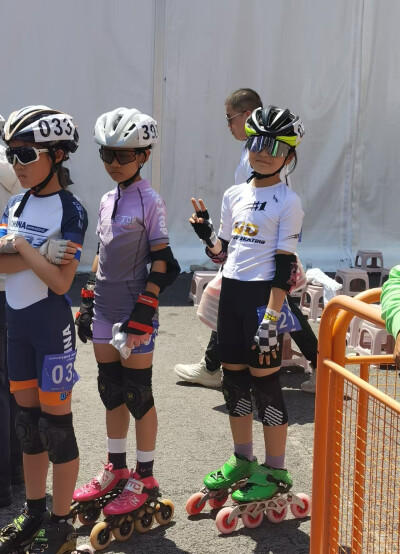 2025年全国轮滑（速度轮滑）公开赛（北京朝阳站）刚刚落下帷幕，来自全国各地的速度轮滑爱好者秉承着对速滑的热爱纷纷而至。锦州伟东轮滑俱乐部的小队员们坐上了开往北京朝阳站的高铁，一路上欢歌笑语，满怀着兴奋而…