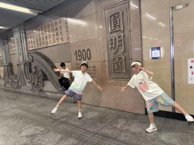 2025年全国轮滑（速度轮滑）公开赛（北京朝阳站）刚刚落下帷幕，来自全国各地的速度轮滑爱好者秉承着对速滑的热爱纷纷而至。锦州伟东轮滑俱乐部的小队员们坐上了开往北京朝阳站的高铁，一路上欢歌笑语，满怀着兴奋而…