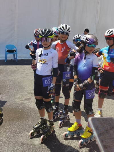 2025年全国轮滑（速度轮滑）公开赛（北京朝阳站）刚刚落下帷幕，来自全国各地的速度轮滑爱好者秉承着对速滑的热爱纷纷而至。锦州伟东轮滑俱乐部的小队员们坐上了开往北京朝阳站的高铁，一路上欢歌笑语，满怀着兴奋而…