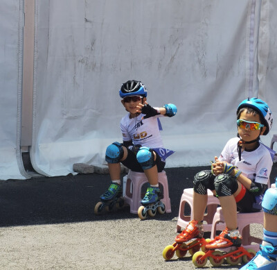 2025年全国轮滑（速度轮滑）公开赛（北京朝阳站）刚刚落下帷幕，来自全国各地的速度轮滑爱好者秉承着对速滑的热爱纷纷而至。锦州伟东轮滑俱乐部的小队员们坐上了开往北京朝阳站的高铁，一路上欢歌笑语，满怀着兴奋而…