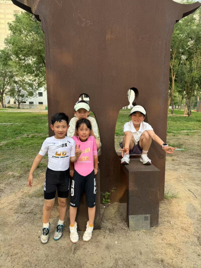 2025年全国轮滑（速度轮滑）公开赛（北京朝阳站）刚刚落下帷幕，来自全国各地的速度轮滑爱好者秉承着对速滑的热爱纷纷而至。锦州伟东轮滑俱乐部的小队员们坐上了开往北京朝阳站的高铁，一路上欢歌笑语，满怀着兴奋而…