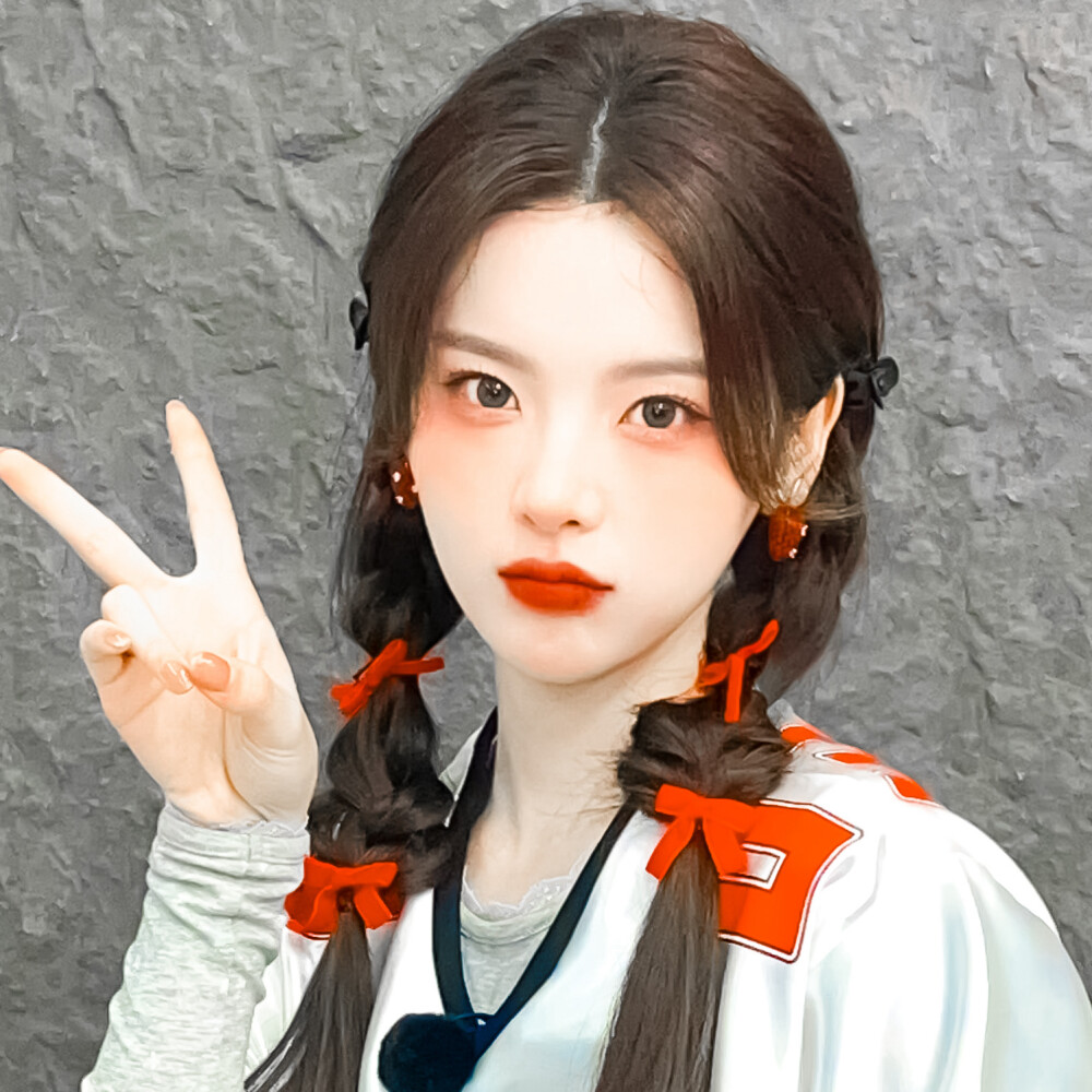 杨超越头像拿图dd