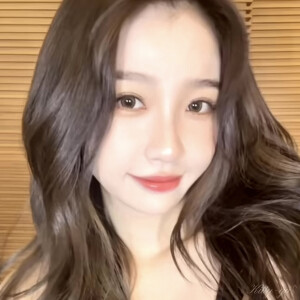 让她一个人呆会