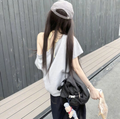 直到听别人说 这几年 你也在关注着我 我泪眼婆娑