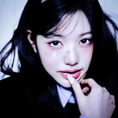 张元英
-
愛根本不是安慰物，而是頭骨中的一枚釘子。