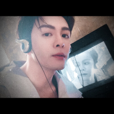 明明在听雨声，怎么听到的全是月光碎在窗台的声音
©一只多多鱼