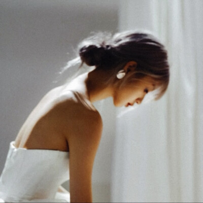 女生头像，更多头像在公众号：阿尧头像馆。