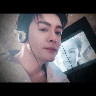 明明在听雨声，怎么听到的全是月光碎在窗台的声音
©一只多多鱼