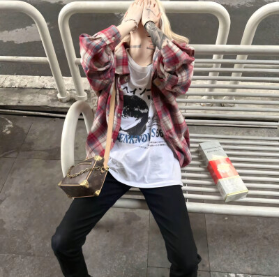 直到听别人说 这几年 你也在关注着我 我泪眼婆娑