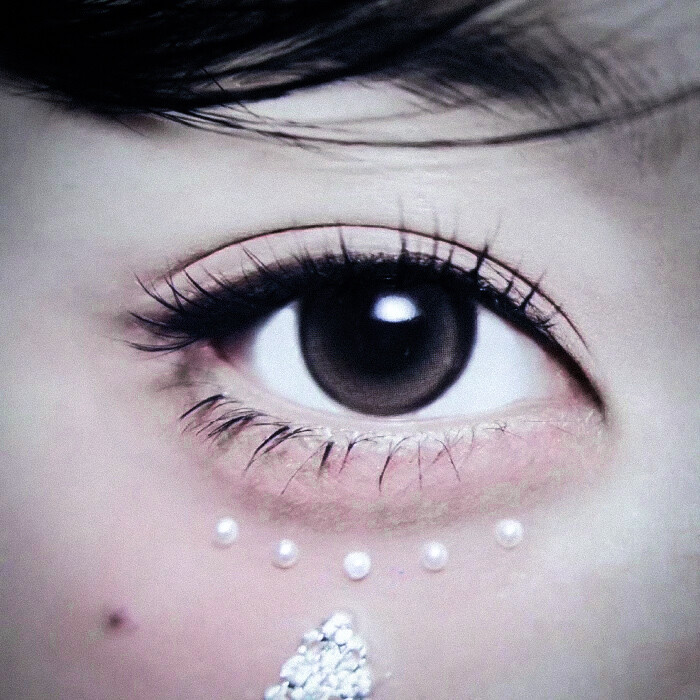 张元英
-
愛根本不是安慰物，而是頭骨中的一枚釘子。