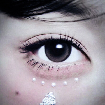 张元英
-
愛根本不是安慰物，而是頭骨中的一枚釘子。