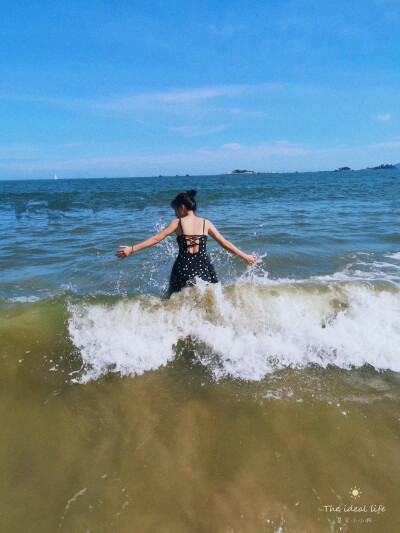 是回不去的过往
一个追着回忆走到人是不快乐的