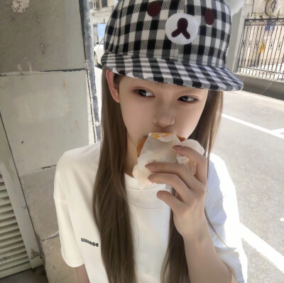 直到听别人说 这几年 你也在关注着我 我泪眼婆娑