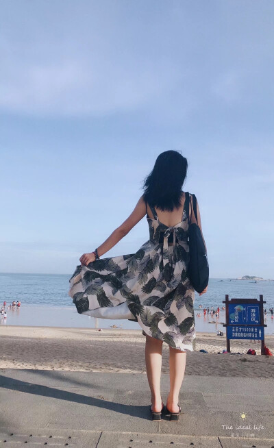 是回不去的过往
一个追着回忆走到人是不快乐的