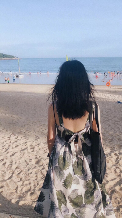 是回不去的过往
一个追着回忆走到人是不快乐的