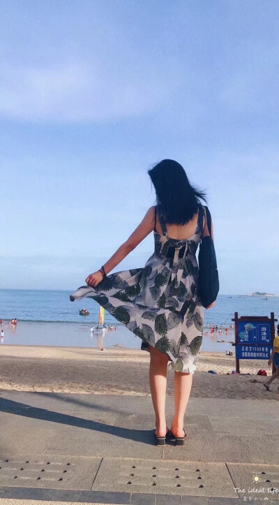 是回不去的过往
一个追着回忆走到人是不快乐的