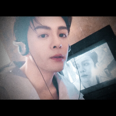 明明在听雨声，怎么听到的全是月光碎在窗台的声音
©一只多多鱼