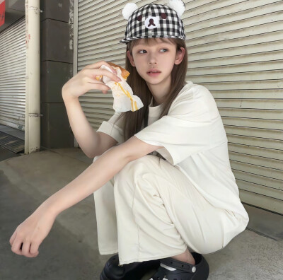 直到听别人说 这几年 你也在关注着我 我泪眼婆娑