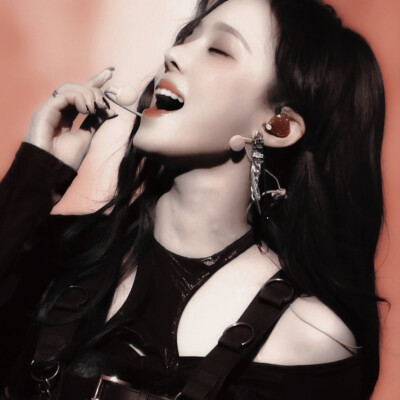 欲望是无法掌控的野火，要么計灰烬埋没清醒，要么在燎原前学会放手。
欲望はコントロールできない野火で、灰に目を覚まさせるか、燎原の前で手を放すてとを学ぶ。