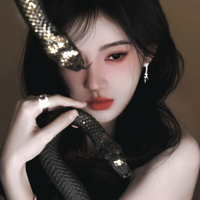 뱀 여왕 폐 Su Majestad.