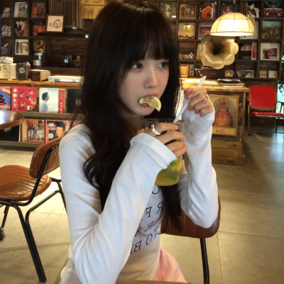 女