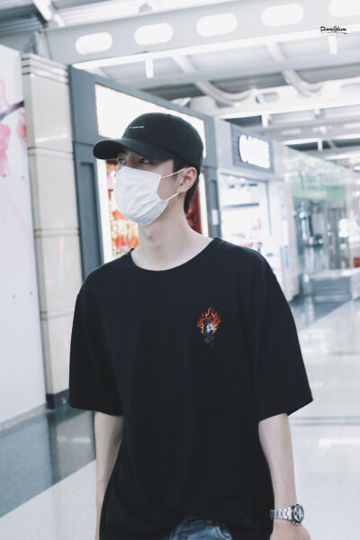 20180911
王一博【行程】杭州飞北京（20180912到达）
戴了一周的 i miss you 帽子
见水印