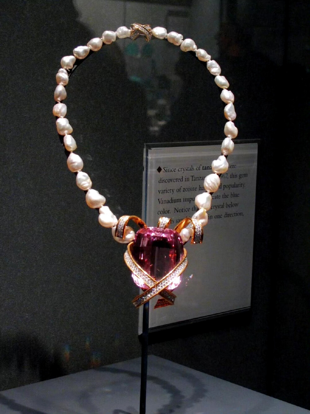 Tiffany于1986年推出的“蒂芙尼的礼物”项链，主石重达396.3克拉，完美展现了紫锂辉石的体量与光感，也印证了其在珠宝史上的独特地位。