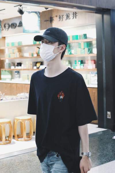 20180911
王一博【行程】杭州飞北京（20180912到达）
戴了一周的 i miss you 帽子
见水印
