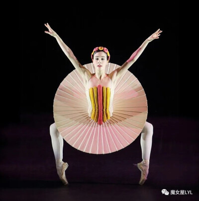 这些来自德国慕尼黑巴伐利亚国家芭蕾舞团 2014 年的Das Triadische Ballett 芭蕾舞团的复制品。照片版权 © Wilfried Hösl 2014
