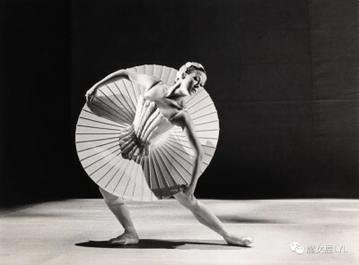 这些来自德国慕尼黑巴伐利亚国家芭蕾舞团 2014 年的Das Triadische Ballett 芭蕾舞团的复制品。照片版权 © Wilfried Hösl 2014
