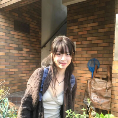 女头/笑容常挂脸上