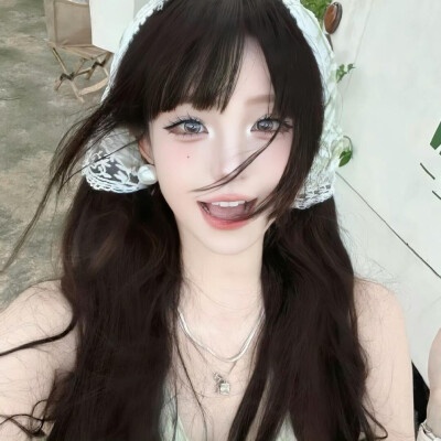 女头/笑容常挂脸上