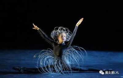 这些来自德国慕尼黑巴伐利亚国家芭蕾舞团 2014 年的Das Triadische Ballett 芭蕾舞团的复制品。照片版权 © Wilfried Hösl 2014