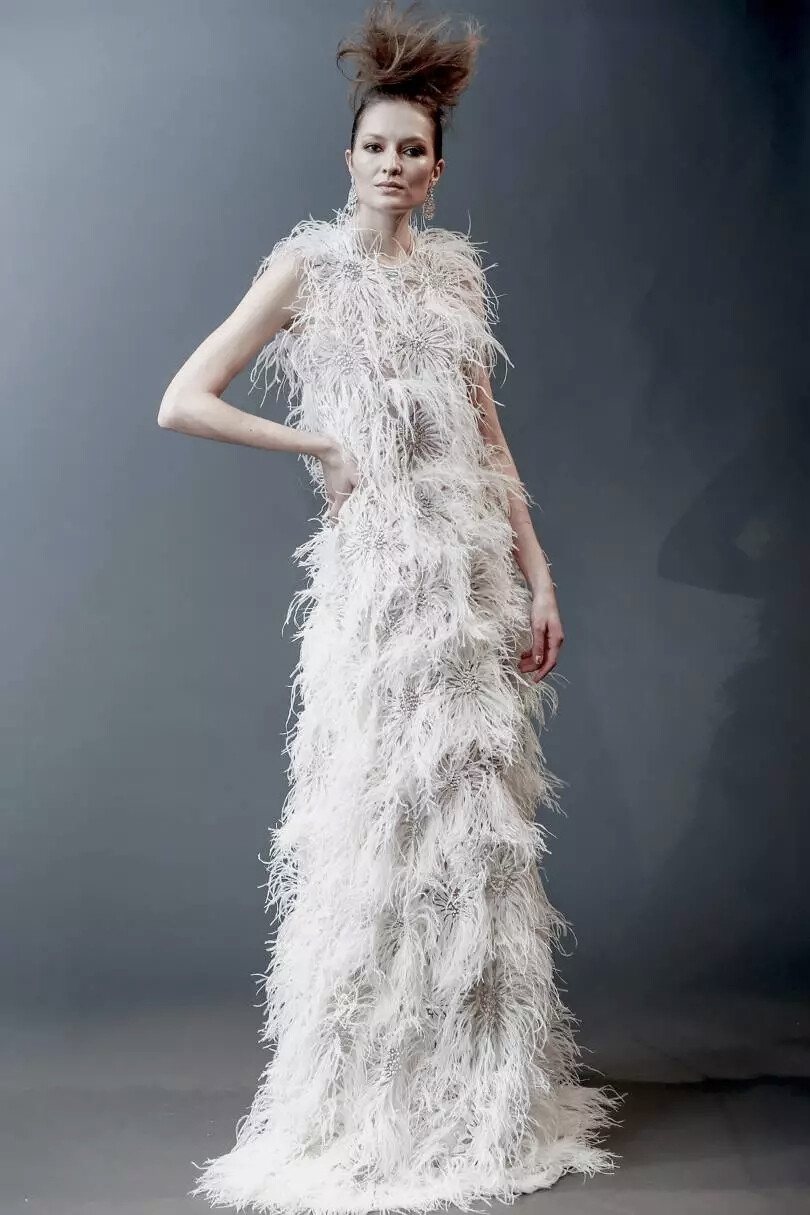 看Naeem Khan的春夏系列，这一系列发型朋克，妆容颓废近似僵尸般的新娘造型，大大消弱了这个品牌原有的贵妇华丽风，更时尚更酷，同时也不知道消费者会变成谁......